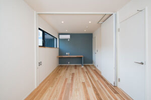 継ぎ目のない外壁と、杉の香り漂う住宅