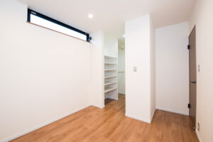 見た目は平屋。実は二階建てのモダン住宅