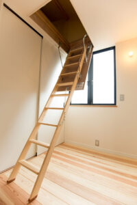 シンプルで木のぬくもりを感じる狭小住宅