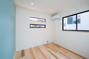 継ぎ目のない外壁と、杉の香り漂う住宅