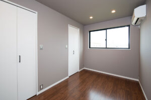 吹抜+中庭を設けたデザイン住宅。正面から見るとモダン住宅