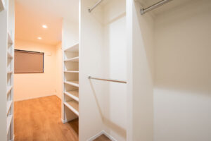 見た目は平屋。実は二階建てのモダン住宅