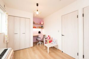 広々した土地に緑豊かな南欧住宅