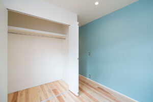 継ぎ目のない外壁と、杉の香り漂う住宅