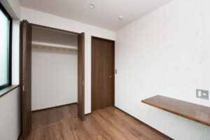 家族ひとりひとりの個性を描く彩り豊かな住宅