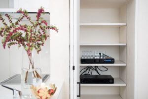 吹抜+中庭を設けたデザイン住宅。正面から見るとモダン住宅