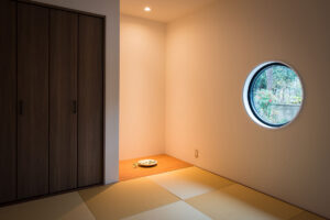 見た目は平屋。実は二階建てのモダン住宅