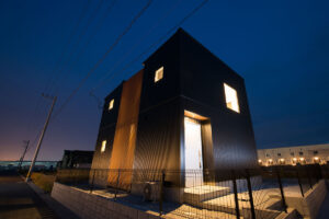 吹抜+中庭を設けたデザイン住宅。正面から見るとモダン住宅