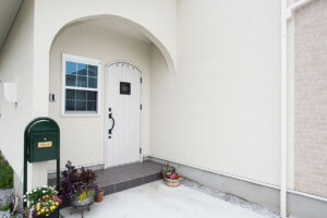 広々した土地に緑豊かな南欧住宅