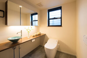 見た目は平屋。実は二階建てのモダン住宅