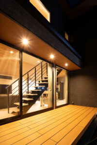 大屋根とフレームの融合。ラグジュアリーモダン住宅