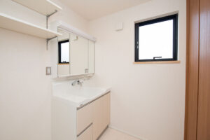 外部はモダンに。内部は桜色に染められた温もり住宅