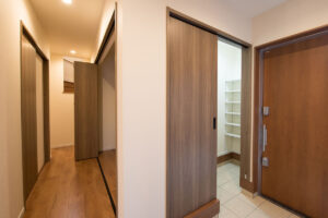 見た目は平屋。実は二階建てのモダン住宅