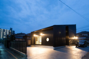 見た目は平屋。実は二階建てのモダン住宅