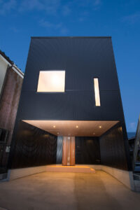 外部はモダンに。内部は桜色に染められた温もり住宅