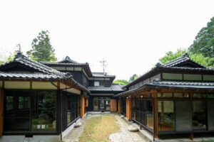 森の緑と中庭を囲む古民家再生の家