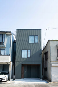 ピロティガレージと回遊動線で、家事をラクにする家