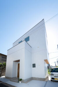 白の箱に空と光を閉じ込めた都市型コートハウス