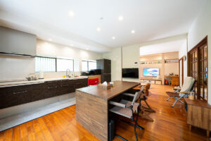 森の緑と中庭を囲む古民家再生の家