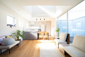 白の箱に空と光を閉じ込めた都市型コートハウス