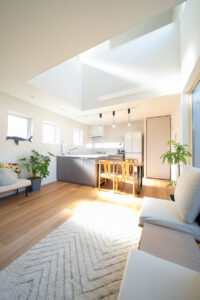 白の箱に空と光を閉じ込めた都市型コートハウス