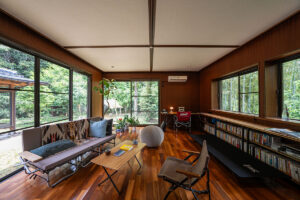 森の緑と中庭を囲む古民家再生の家