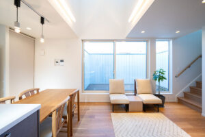 白の箱に空と光を閉じ込めた都市型コートハウス