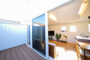 白の箱に空と光を閉じ込めた都市型コートハウス