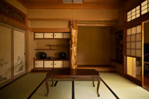 森の緑と中庭を囲む古民家再生の家