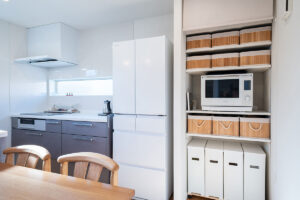 白の箱に空と光を閉じ込めた都市型コートハウス