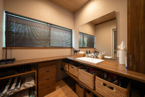 森の緑と中庭を囲む古民家再生の家