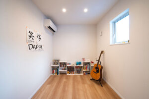 白の箱に空と光を閉じ込めた都市型コートハウス