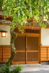 森の緑と中庭を囲む古民家再生の家