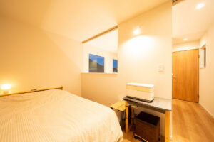 白の箱に空と光を閉じ込めた都市型コートハウス