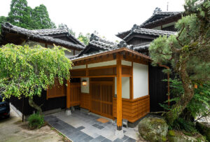 森の緑と中庭を囲む古民家再生の家