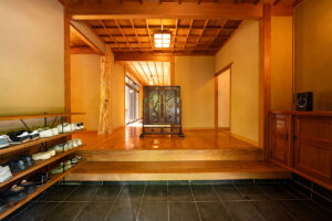 森の緑と中庭を囲む古民家再生の家