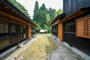森の緑と中庭を囲む古民家再生の家