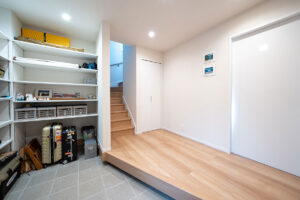 白の箱に空と光を閉じ込めた都市型コートハウス