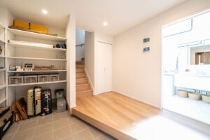 白の箱に空と光を閉じ込めた都市型コートハウス