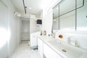 白の箱に空と光を閉じ込めた都市型コートハウス