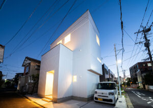 白の箱に空と光を閉じ込めた都市型コートハウス