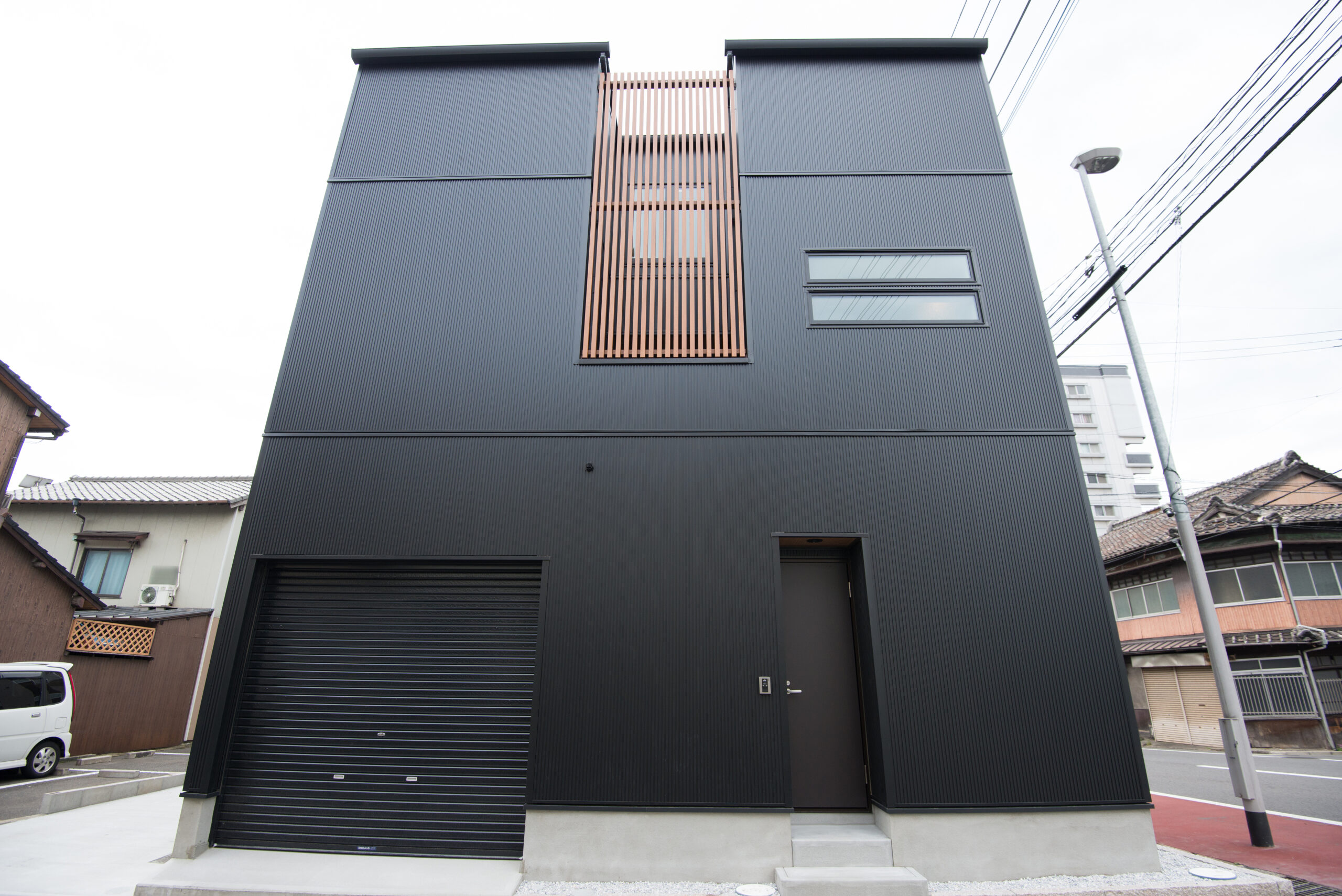土地を立体活用したシンプルで木のぬくもりを感じる狭小住宅の施工事例
